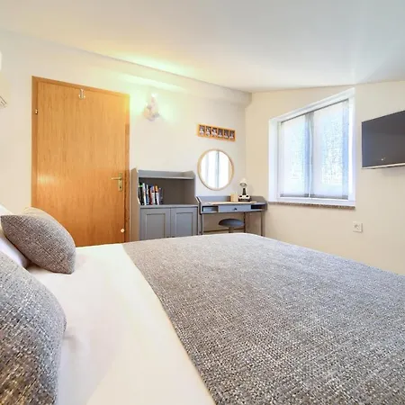 Apartment Sea & Wine With Terrace & Scenic Sea View, Punat
