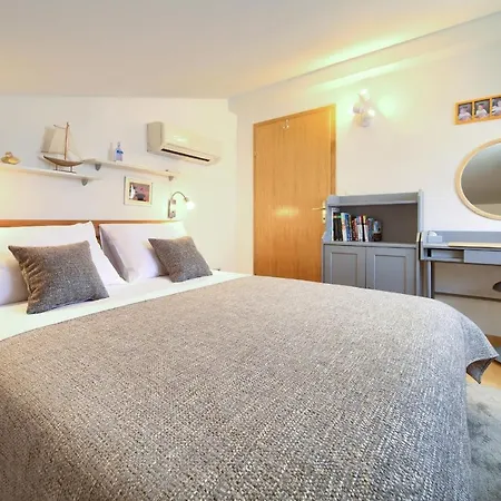 Apartment Sea & Wine With Terrace & Scenic Sea View, Punat
